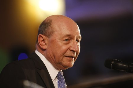 <span style='background:#EDF514'>BASESCU</span> critica politica SUA: E clar ca Donald Trump isi coreleaza pozitiile si actiunile cu Putin