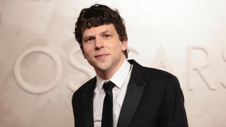 <span style='background:#EDF514'>JESSE</span> Eisenberg a primit cetatenia poloneza, dupa ce a scris si a regizat A Real Pain. Stramosii actorului erau evrei din Polonia