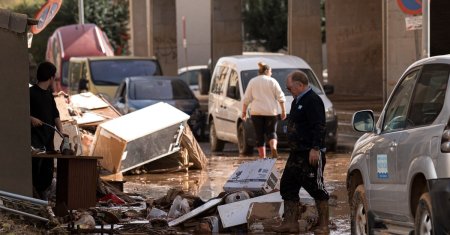 Noi <span style='background:#EDF514'>INUNDATII</span> de amploare in Spania. Masini inghitite de viituri, localnici evacuati