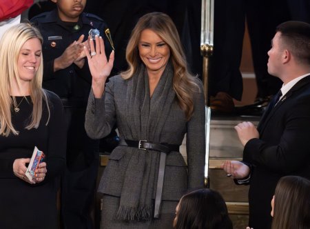 Cum a aparut Melania la discursul lui Donald Trump in fata Congresului. Suma colosala pe care a platit-o pentru <span style='background:#EDF514'>SACOU</span>l Dior