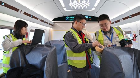 Cel mai rapid tren din lume a intrat in teste pe i<span style='background:#EDF514'>NELU</span>l feroviar din Beijing. Cum arata CR450 si ce viteza poate atinge