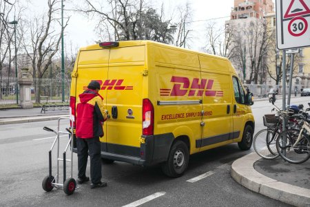 Gigantul german DHL, prezent si in Romania, conce<span style='background:#EDF514'>DIAZA</span> 8.000 de oameni, in cea mai agresiva campanie de restructurare din ultimii 20 de ani