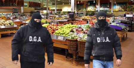 Angajatii unor lanturi de supermarketuri, anchetati pentru mita. Primeau bani sa treaca cu vederea marfa alterata