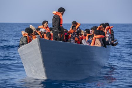 Cel putin doi morti si 186 de disparuti, dupa ce mai multe ambarcatiuni cu migranti s-au rasturnat