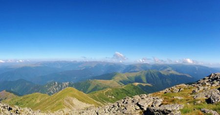 Care este, de fapt, cel mai inalt drum din Romania. Are o altitudine mai mare decat Transalpina sau <span style='background:#EDF514'>TRANSFAGARASAN</span>, iar peisajul e de vis