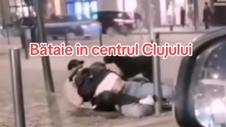 Doi barbati s-au luat la bataie in Piata Unirii din Cluj. Unul dintre ei a ajuns la spital | VIDEO