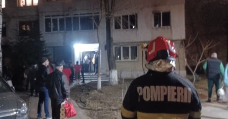 Zeci de locatari <span style='background:#EDF514'>EVACUATI</span> dupa un incendiu intr-un apartament din Suceava. Proprietarul a fost gasit inconstient