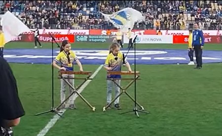 Spectacol la Ploiesti cu surorile din Ditesti, care au cantat imnul Petrolului impreuna cu tot stadionul, la meciul cu Sepsi