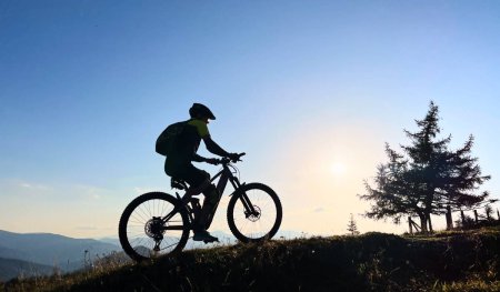 Salvamont Brasov: Zece <span style='background:#EDF514'>SFATURI</span> de siguranta pentru biciclistii montani