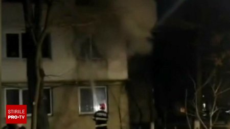 Apartament cuprins de flacari intr-un bloc din Suceava. 25 de persoane au fost evacuate