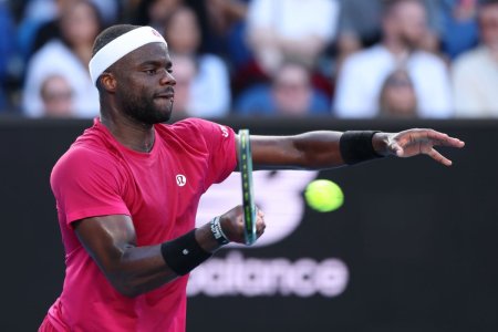 Moment uluitor la Indian Wells! Frances Tiafoe si-a uitat rachetele in <span style='background:#EDF514'>VESTI</span>ar si partida a fost intarziata