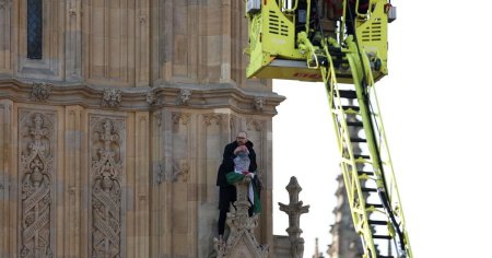 Activistul palestinian care a escaladat <span style='background:#EDF514'>TURNUL</span> Big Ben a fost arestat dupa 16 ore petrecute la inaltime