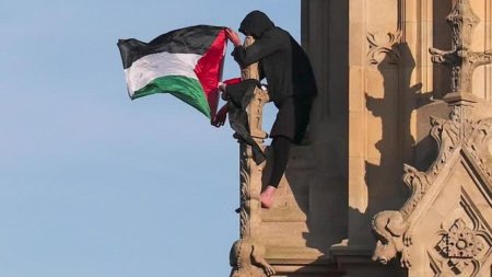 Un barbatul a urcat cu un steag palestinian pe celebrul Big Ben din Londra