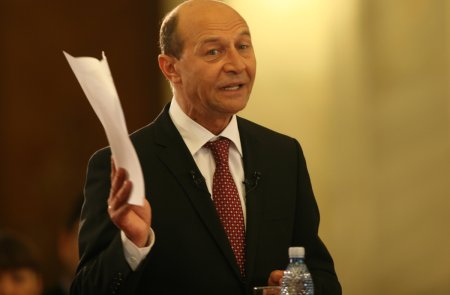 Traian Basescu, atac la Donald Trump: <span style='background:#EDF514'>MACEL</span>arul de la Casa Alba slabeste consistent capacitatea de aparare a Ucrainei pentru ca Putin sa poata lovi nestigherit