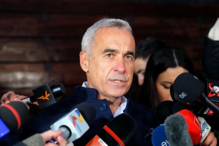 BREAKING! Candidatura lui Calin Georgescu a fost respinsa de BEC. Sustinatorii lui au rupt gardurile de protectie. Situatia alegerilor din mai se reseteaza complet. Elena Lasconi spune ca reprezentantul USR din BEC a votat pentru validarea candidaturii lui Calin Georgescu. Urmariti derularea evenimentelor LIVE