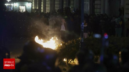 <span style='background:#EDF514'>POLITIA CAPITALEI</span> a deschis un dosar penal dupa violentele din fata BEC. Protestatarii au rasturnat o masina