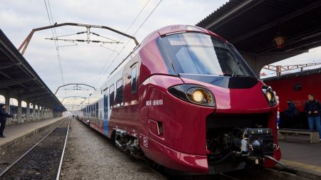 Un tren electric nou-nout a fost atacat cu pietre, pe ruta Brasov-Bucuresti. Geamul unui vagon a fost spart