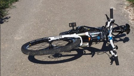 Un roman cu Mercedes care a lovit un biciclist a fost condamnat pentru ca a dus victima la spital, in Elvetia