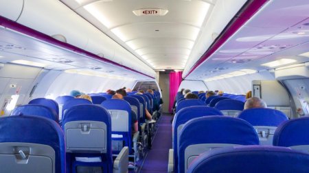 Romanii nu vor mai putea plati cash in avioanele <span style='background:#EDF514'>WIZZ AIR</span>. Compania aeriana va accepta doar plati cu cardul la bord, din 1 aprilie