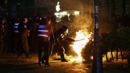 Prin violenta, protestatarii suveranisti isi contrazic invatatorul