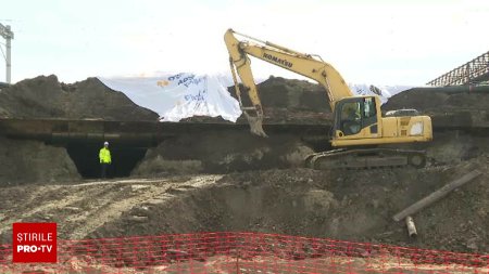 Un <span style='background:#EDF514'>TUNE</span>l de beton lung de peste 70 de metri, impins sub pamant in doua luni, la Timisoara