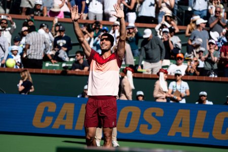 <span style='background:#EDF514'>CARLOS</span> Alcaraz, zambete pe teren la Indian Wells datorita unor fani inventivi: La final am facut un selfie cu ei, cred ca merita