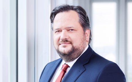 Care este strategia celui mai puternic executiv de banca al momentului din Franta, CEO-ul Société Générale, Slawomir Krupa, care i-a adus bancii o crestere a actiunilor cu 70% in ultimul an