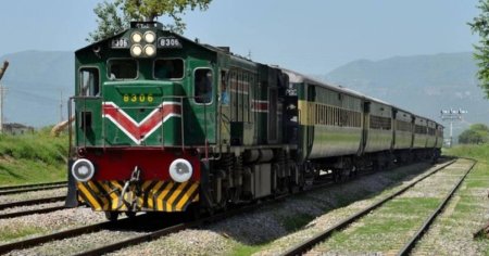 Tren deturnat de barbati inarmati, in Pakistan.  450 de pasageri au fost luati ostatici