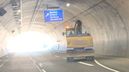 Ce este mare, galben si nu are voie pe autostrada?, intrebarea virala pusa de politistii germani