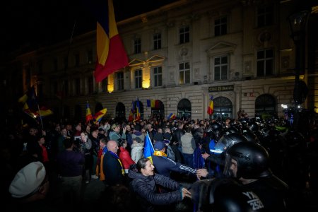 Autoritatile cauta protestatarii violenti dupa haosul din Centrul Vechi