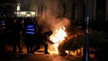 Trei sustinatori ai lui Georgescu care au participat la violentele de la protestul din Bucuresti au fost <span style='background:#EDF514'>RETINUTI</span>. De ce sunt acuzati