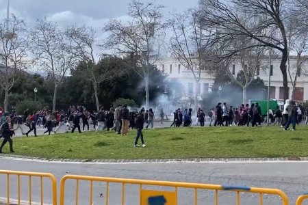 Bataie ca in filme inainte de <span style='background:#EDF514'>BENFICA</span> - Barcelona Fanii si-au impartit pumni inainte de fluierul de start