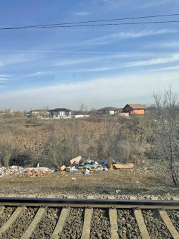 Pagina verde. Reportaj exclusiv ZF. Scapam de sticle, dar incepem sa ne afundam in munti de materiale de constructii, mobila si <span style='background:#EDF514'>PUNGI</span> aruncate la intamplare. Romania privita din tren pare o groapa de gunoi imensa