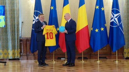 Gheorghe Hagi, cu lacrimi in ochi, dupa ce a fost decorat la Palatul Cotroceni. I-a adus lui Bolojan o minge si un <span style='background:#EDF514'>TRICOU</span>