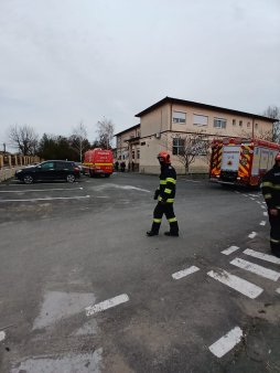 Constanta. Sute de elevi evacuati din scoala din Cuza-Voda din cauza unui miros toxic