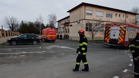 Sute de elevi si profesori au iesit dintr-o scoala din Cuza Voda, judetul Constanta, din cauza unui miros. Pompierii intervin