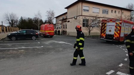 Scoala evacuata din cauza produselor de curatenie, in judetul Constanta: Cinci elevi si un profesor au ajuns la spital