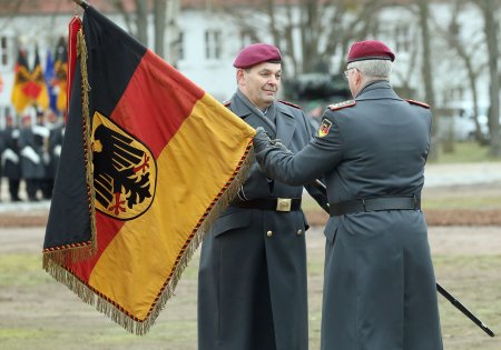 In timp ce Europa discuta despre reinarmare, armata germana nu reuseste sa atraga tineri: unul din patru recruti renunta dupa doar sase luni. Bundeswehr-ul se micsoreaza si imbatraneste