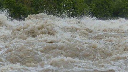 Alerta de <span style='background:#EDF514'>INUNDATII</span>: cod galben in mai multe judete din tara. Ploi torentiale si vant puternic