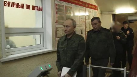 Putin, vizita de propaganda in Kursk. S-a dus imbracat in haine militare. <span style='background:#EDF514'>GHERASIM</span>ov i-a dat raportul: Ucrainenii sunt incercuiti