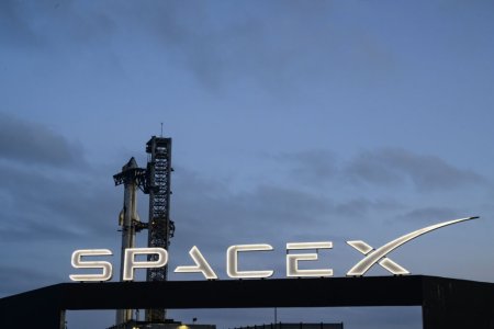 SpaceX amana lansarea capsulei care urma sa inlocuiasca astronautii NASA blocati pe Statia Spatiala