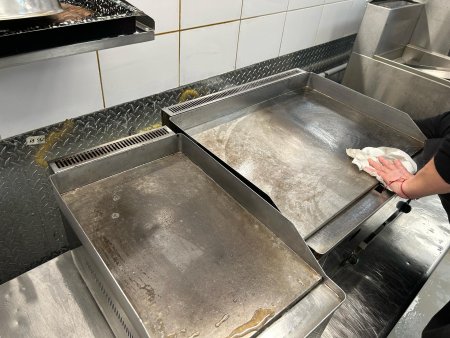 Mizerie in bucatariile unor restaurante din zona Apaca: insecte, rugina si mancare expirata