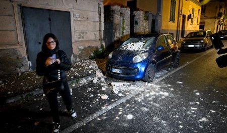 Cutremur de suprafata in Napoli, oamenii si-au petrecut noaptea pe strazi de frica unor replici