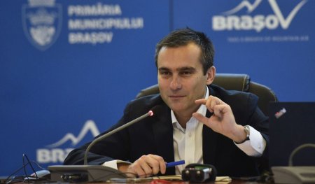 Fostul primar al Brasovului cere retragerea <span style='background:#EDF514'>ELENEI</span> Lasconi din cursa pentru prezidentiale