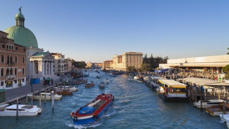 VIDEO Indignare in Italia dupa ce o turista s-a dezbracat si s-a spalat cu sapun in apele lagunei de la Venetia