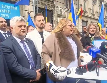 Diana Sosoaca a ajuns la sediul BEC pentru a-si depune candidatura purtand manusi de box