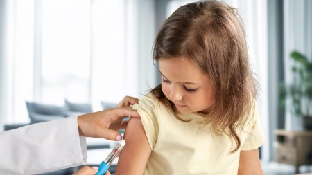 Dezinformarea din mediul online, cauza principala pentru scaderea ratei de imunizare la copii: Tot mai multi parinti aleg sa nu isi vaccineze copilul