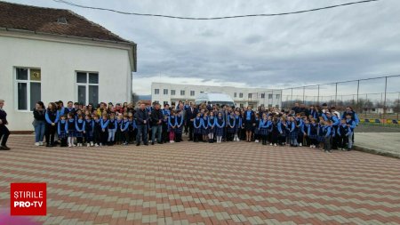 Profesorii si elevii de la o scoala din judetul Arad poarta aceeasi uniforma, facuta la comanda. 