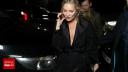 Kate Moss, incident <span style='background:#EDF514'>VESTI</span>mentar pe strazile din Paris. Cum au surprins-o paparazzi. GALERIE FOTO