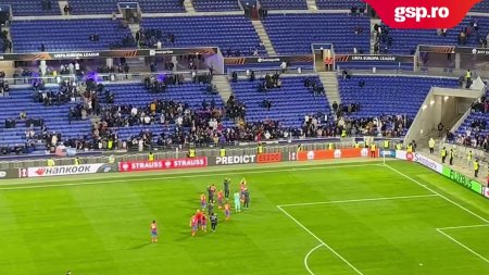 Jucatorii lui FCSB saluta fanii romani care au asistat pe Groupama Stadium la finalul partidei cu Lyon, scor 0-4